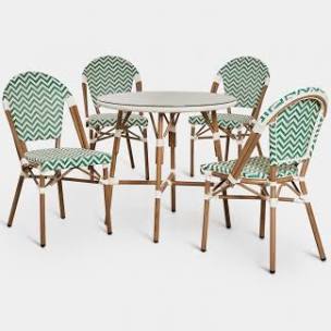 Tables et chaises terrasse parisienne 