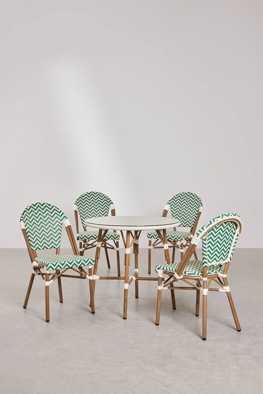 Tables et chaises terrasse parisienne 